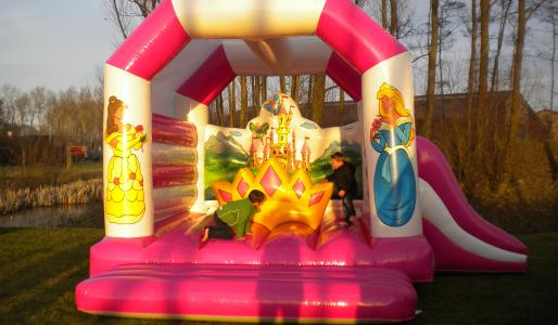 Te huur: het springkasteel 'De prinsessen' Het springkasteel 'De prinsessen' huren
